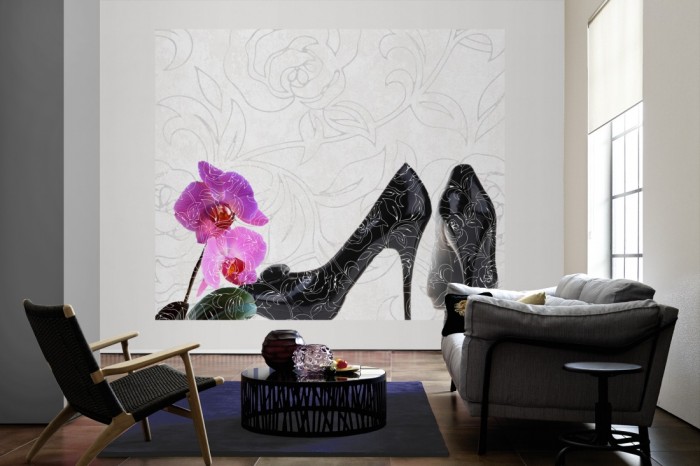 Die Design-Fototapete Orchidee und Schuhe, Artwork als große Bildtapete im Wohnzimmer. Als Bildtapete ist die Design-Fototapete Orchidee und Schuhe, Artwork ein besonderes Highlight auf Vliestapete.