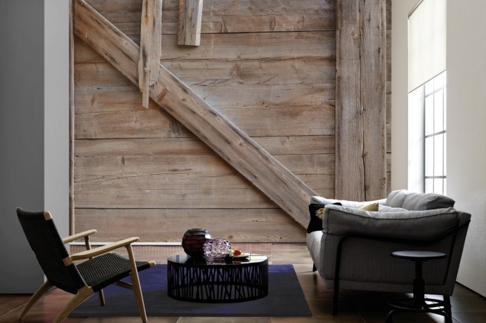 Im Wohnzimmer die Fototapete Holz Wand, Scheunentor hell auf einer großen Wand tapeziert. Die Fototapete Holz Wand, Scheunentor hell ist als Vlies-Fototapete im Wohnzimmer leicht zu tapezieren.