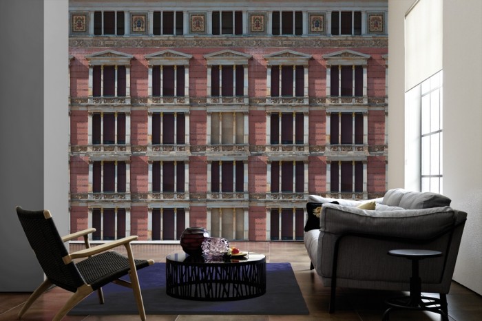 Im Wohnzimmer die Fototapete Alte Fassade in Berlin auf einer großen Wand tapeziert. Die Fototapete Alte Fassade in Berlin ist als Vlies-Fototapete im Wohnzimmer leicht zu tapezieren.