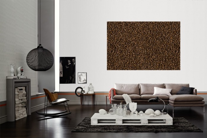 Die Fototapete Kaffeebohnen als Wandbild im Wohnzimmer. Die Vlies-Fototapete Kaffeebohnen verschönert als Wandbild Deine Wand.