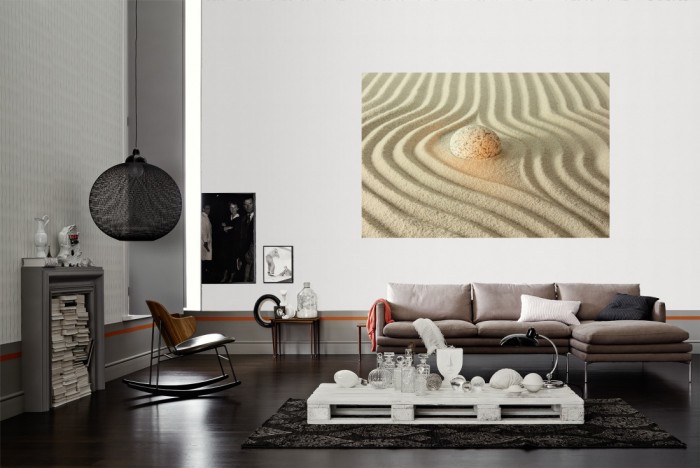 Die Fototapete Leuchtender Stein im Sand als Wandbild im Wohnzimmer. Die Vlies-Fototapete Leuchtender Stein im Sand verschönert als Wandbild Deine Wand.