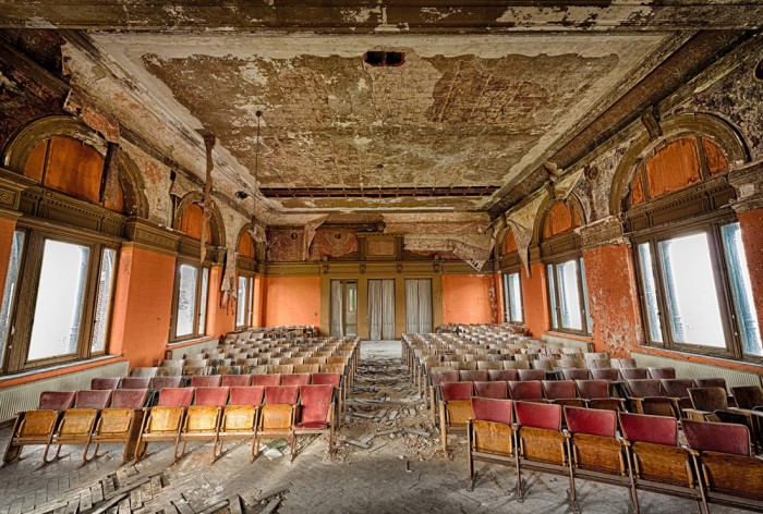 Die Fototapete Altes Theater in Belgien, Lost Places, eine Vlies-Fototapete bei Livingwalls Cologne online kaufen. Die Fototapete Altes Theater in Belgien, Lost Places ist eine Fototapete auf Maß.