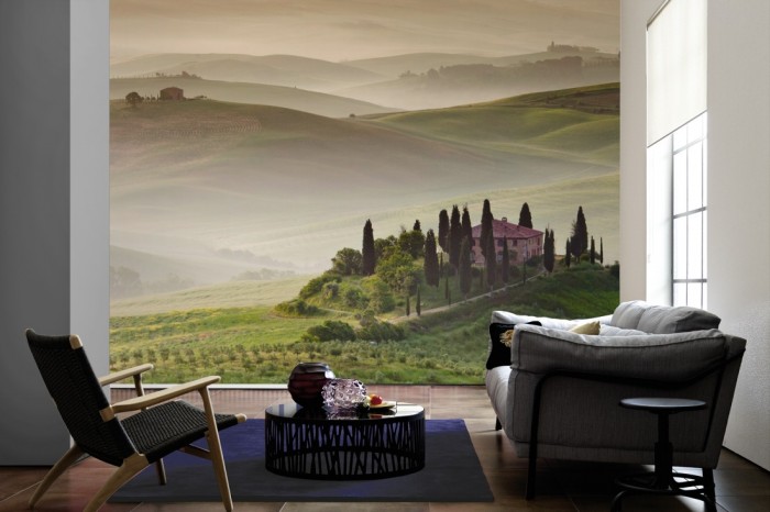 Im Wohnzimmer die Fototapete Toskana im Morgennebel auf einer großen Wand tapeziert. Die Fototapete Toskana im Morgennebel ist als Vlies-Fototapete im Wohnzimmer leicht zu tapezieren.