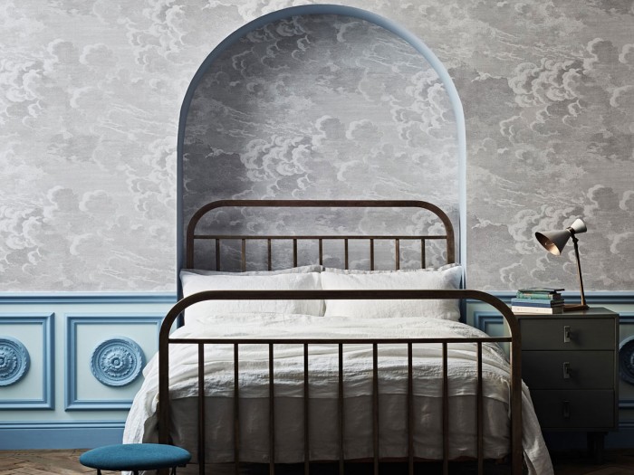 Die Fornasetti Tapete 114/28055 Nuvolette auf einer Wand tapeziert