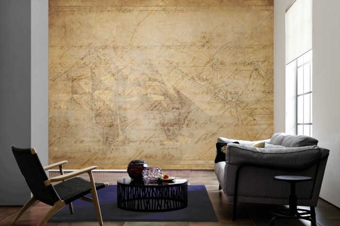 Im Wohnzimmer die Design-Fototapete Alte Karte der Schifffahrt auf einer großen Wand tapeziert. Die Design-Fototapete Alte Karte der Schifffahrt ist als Vlies-Fototapete im Wohnzimmer leicht zu tapezieren.