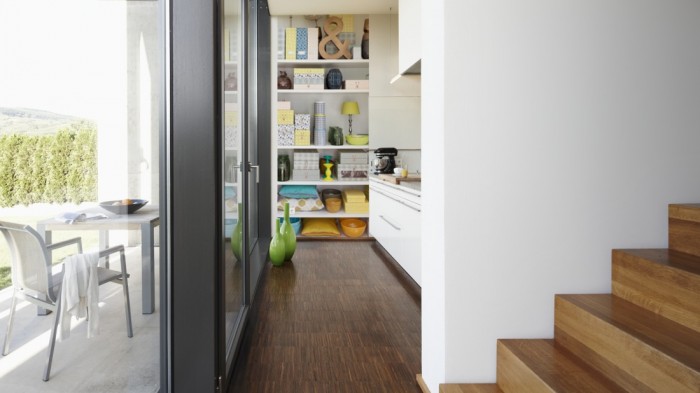 Ein Foto von dem 3D-Fotopanel Regal mit bunten Gegenständen tapeziert in der Küche. Bestelle Deine Bildtapete online.