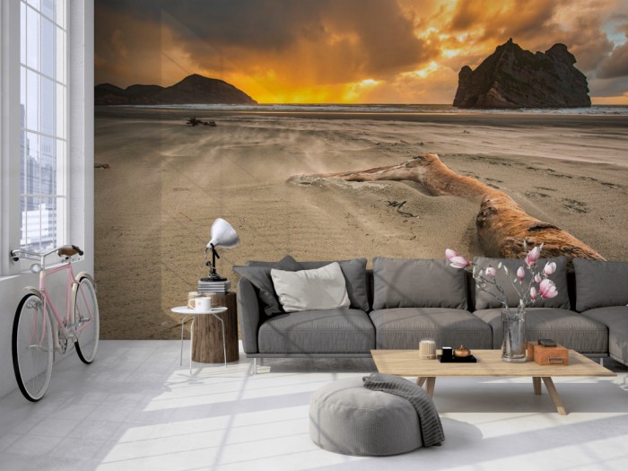 Die Fototapete Strand von Neuseeland bei Sonnenuntergang auf einer großen Wand im Loft tapeziert. Die Fototapete Strand von Neuseeland bei Sonnenuntergang wird individuell auf Deine Wand angepasst.