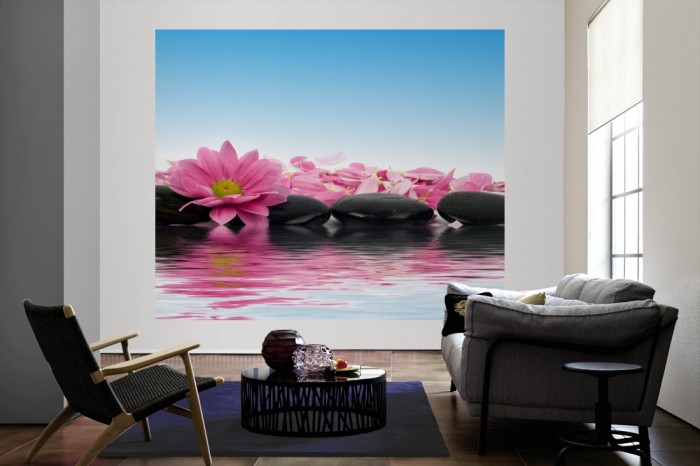 Die Fototapete Wellness, Wellness-Steine mit rosa Kamille-Blüten als große Bildtapete im Wohnzimmer. Als Bildtapete ist die Fototapete Wellness, Wellness-Steine mit rosa Kamille-Blüten ein besonderes Highlight auf Vliestapete.