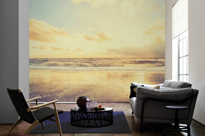 Im Wohnzimmer die Fototapete Nordsee, Sonnenuntergang am Meer auf einer großen Wand tapeziert. Die Fototapete Nordsee, Sonnenuntergang am Meer ist als Vlies-Fototapete im Wohnzimmer leicht zu tapezieren.