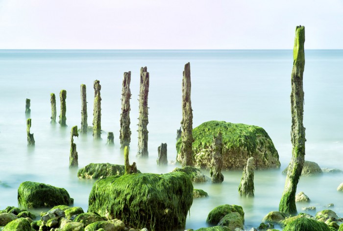 Die Fototapete Wellenbrecher im Meer der Normandie, eine Vlies-Fototapete bei Livingwalls Cologne online kaufen. Die Fototapete Wellenbrecher im Meer der Normandie ist eine Fototapete auf Maß.
