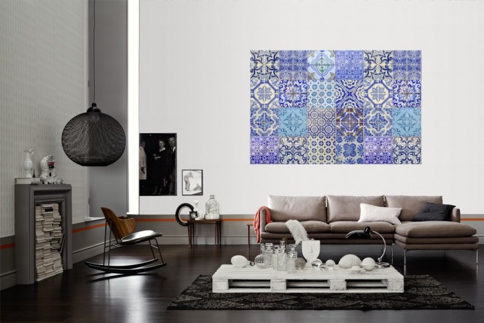 Die Fototapete Fliesen Wand, Patchwork blau als Wandbild im Wohnzimmer. Die Vlies-Fototapete Fliesen Wand, Patchwork blau verschönert als Wandbild Deine Wand.