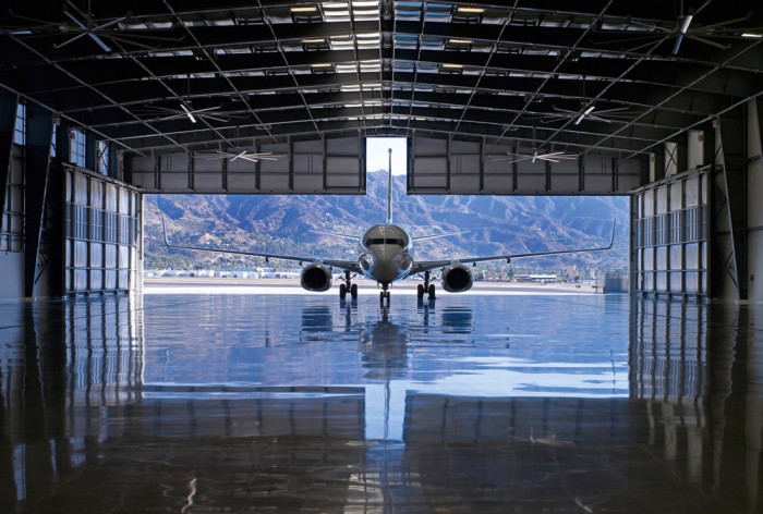Die Fototapete Flugzeug im Hangar, eine Vlies-Fototapete bei Livingwalls Cologne online kaufen. Die Fototapete Flugzeug im Hangar ist eine Fototapete auf Maß.
