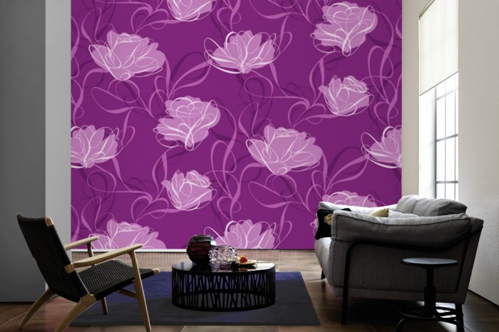Im Wohnzimmer die Design-Fototapete Blüten in Violett, Artwork auf einer großen Wand tapeziert. Die Design-Fototapete Blüten in Violett, Artwork ist als Vlies-Fototapete im Wohnzimmer leicht zu tapezieren.