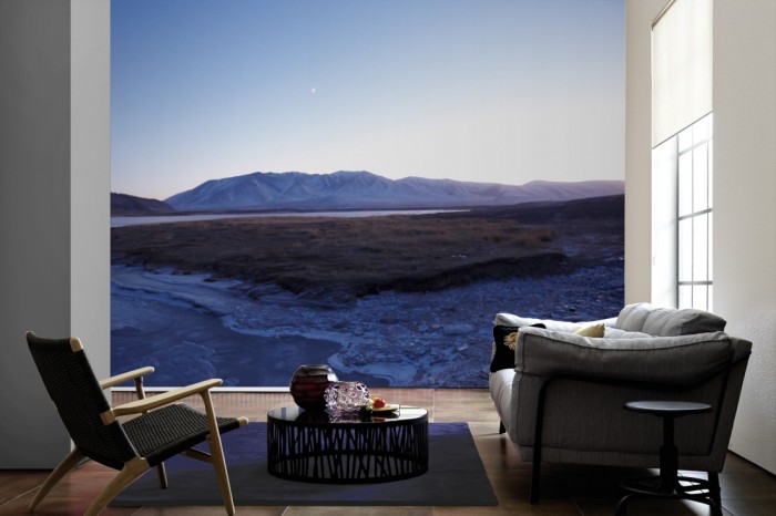 Im Wohnzimmer die Fototapete Island Landschaft bei Sonnenaufgang auf einer großen Wand tapeziert. Die Fototapete Island Landschaft bei Sonnenaufgang ist als Vlies-Fototapete im Wohnzimmer leicht zu tapezieren.