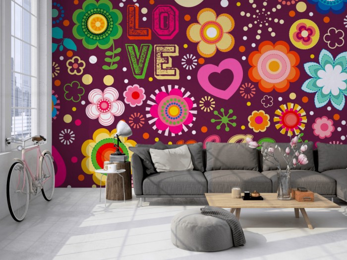 Die Design-Fototapete Love and Peace in Flowers, Artwork auf einer großen Wand im Loft tapeziert. Die Design-Fototapete Love and Peace in Flowers, Artwork wird individuell auf Deine Wand angepasst.