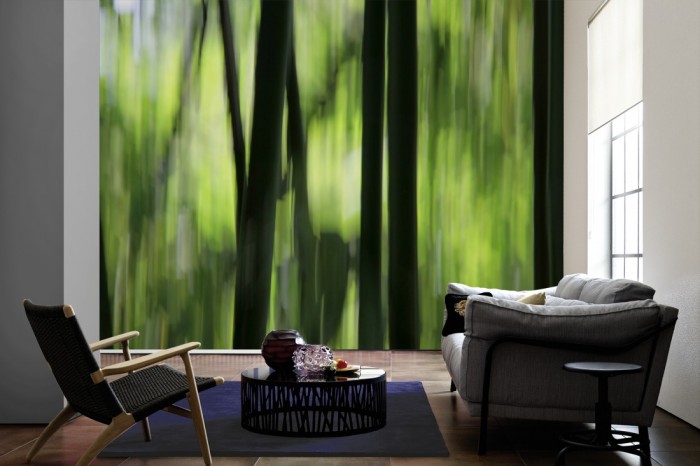 Im Wohnzimmer die Fototapete Bambus in Bewegung auf einer großen Wand tapeziert. Die Fototapete Bambus in Bewegung ist als Vlies-Fototapete im Wohnzimmer leicht zu tapezieren.