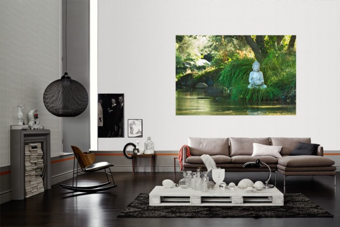 Die Fototapete Buddha am See als Wandbild im Wohnzimmer. Die Vlies-Fototapete Buddha am See verschönert als Wandbild Deine Wand.
