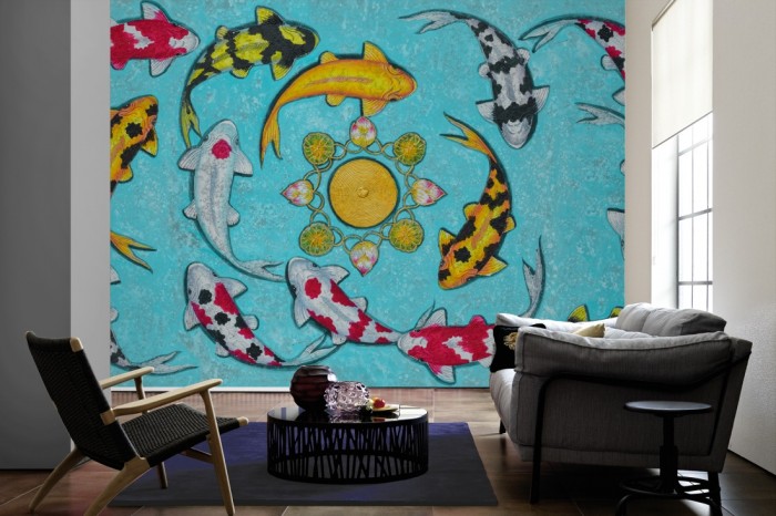 Im Wohnzimmer die Design-Fototapete Koi Fische, Artwork auf einer großen Wand tapeziert. Die Design-Fototapete Koi Fische, Artwork ist als Vlies-Fototapete im Wohnzimmer leicht zu tapezieren.