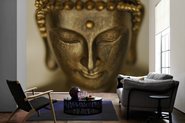 Im Wohnzimmer die Fototapete Buddha, Gesicht der Buddhastatue auf einer großen Wand tapeziert. Die Fototapete Buddha, Gesicht der Buddhastatue ist als Vlies-Fototapete im Wohnzimmer leicht zu tapezieren.