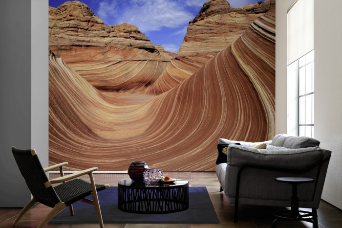 Im Wohnzimmer die Fototapete The Wave in den Coyote Buttes, Arizona USA auf einer großen Wand tapeziert. Die Fototapete The Wave in den Coyote Buttes, Arizona USA ist als Vlies-Fototapete im Wohnzimmer leicht zu tapezieren.