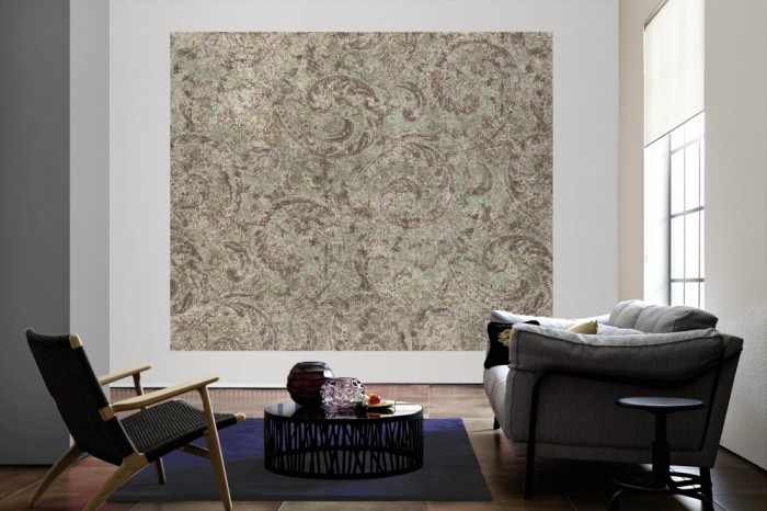 Die Designtapete Barock Ornament, Vintage Grün-Grau als große Bildtapete im Wohnzimmer. Als Bildtapete ist die Designtapete Barock Ornament, Vintage Grün-Grau ein besonderes Highlight auf Vliestapete.