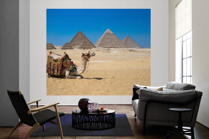 Die Fototapete Pyramiden von Gizeh, Ägypten als große Bildtapete im Wohnzimmer. Als Bildtapete ist die Fototapete Pyramiden von Gizeh, Ägypten ein besonderes Highlight auf Vliestapete.