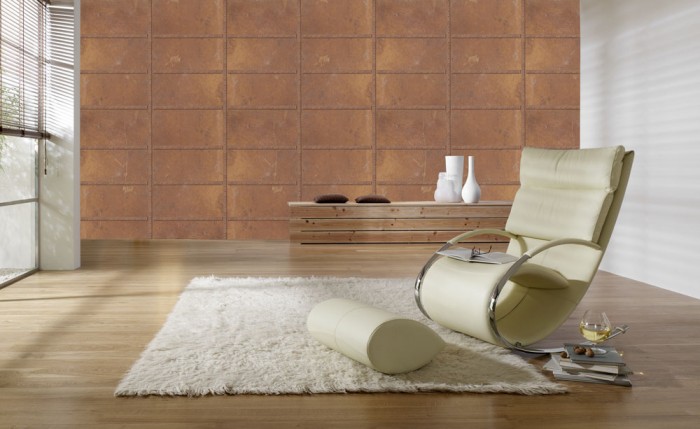 Im Wohnzimmer die Fototapete Altes Eisen, Rostwand auf einer großen Wand tapeziert. Die Fototapete Altes Eisen, Rostwand ist als Vlies-Fototapete im Wohnzimmer leicht zu tapezieren.