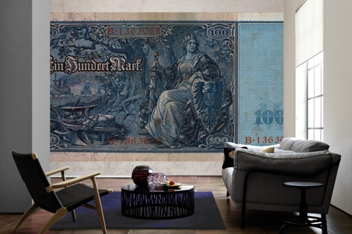 Im Wohnzimmer die Fototapete Alter Geldschein, 100 Mark ca. 1908 auf einer großen Wand tapeziert. Die Fototapete Alter Geldschein, 100 Mark ca. 1908 ist als Vlies-Fototapete im Wohnzimmer leicht zu tapezieren.