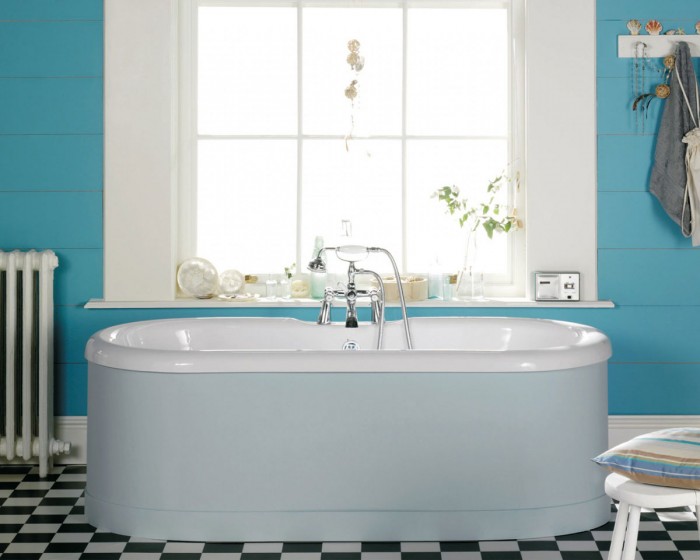 Badezimmer mit der Little Greene Farbe Polar Blue gestrichen