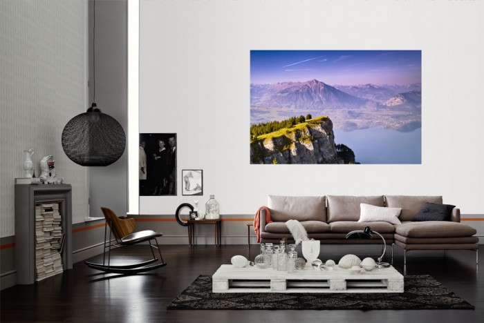Die Fototapete Gebirge am See in der Schweiz als Wandbild im Wohnzimmer. Die Vlies-Fototapete Gebirge am See in der Schweiz verschönert als Wandbild Deine Wand.