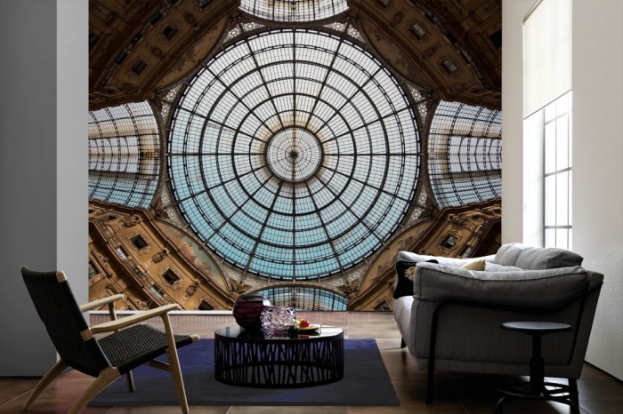 Im Wohnzimmer die Fototapete Kuppel der Viktor-Emanuel-Galerie in Mailand auf einer großen Wand tapeziert. Die Fototapete Kuppel der Viktor-Emanuel-Galerie in Mailand ist als Vlies-Fototapete im Wohnzimmer leicht zu tapezieren.