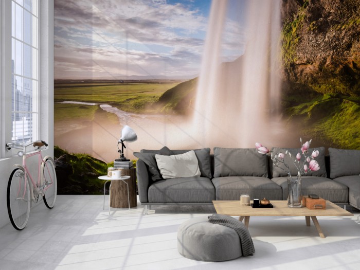 Die Fototapete Wasserfall in Island auf einer großen Wand im Loft tapeziert. Die Fototapete Wasserfall in Island wird individuell auf Deine Wand angepasst.