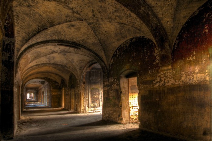 Die Fototapete Vintage Villa Gewölbegang, Lost Places, eine Vlies-Fototapete bei Livingwalls Cologne online kaufen. Die Fototapete Vintage Villa Gewölbegang, Lost Places ist eine Fototapete auf Maß.