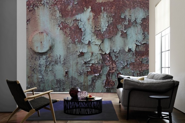 Im Wohnzimmer die Fototapete Rost Wand, Vintage Lack auf einer großen Wand tapeziert. Die Fototapete Rost Wand, Vintage Lack ist als Vlies-Fototapete im Wohnzimmer leicht zu tapezieren.