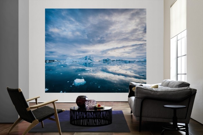 Die Fototapete Eisschollen im Meer als große Bildtapete im Wohnzimmer. Als Bildtapete ist die Fototapete Eisschollen im Meer ein besonderes Highlight auf Vliestapete.