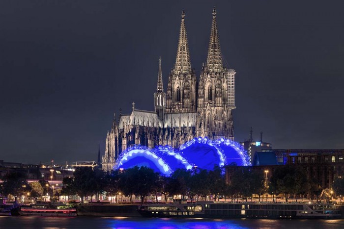 Die Fototapete Kölner Dom bei Nacht, eine Vlies-Fototapete bei Livingwalls Cologne online kaufen. Die Fototapete Kölner Dom bei Nacht ist eine Fototapete auf Maß.