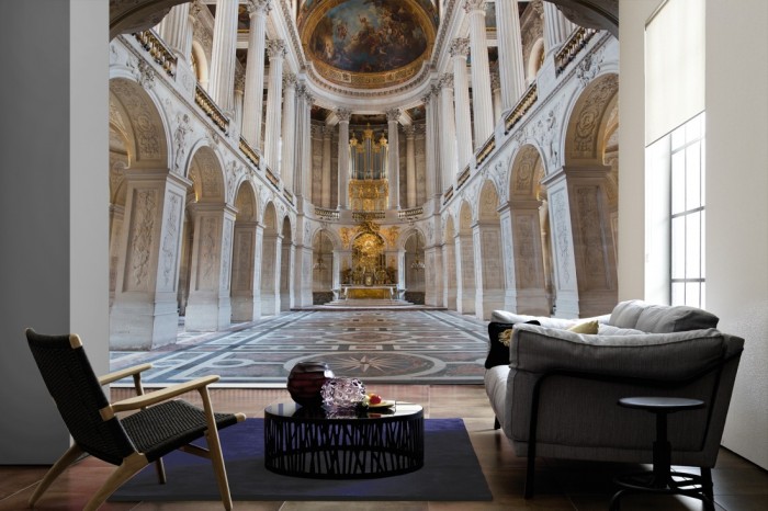Im Wohnzimmer die Fototapete Kapelle des Schloss Versailles auf einer großen Wand tapeziert. Die Fototapete Kapelle des Schloss Versailles ist als Vlies-Fototapete im Wohnzimmer leicht zu tapezieren.