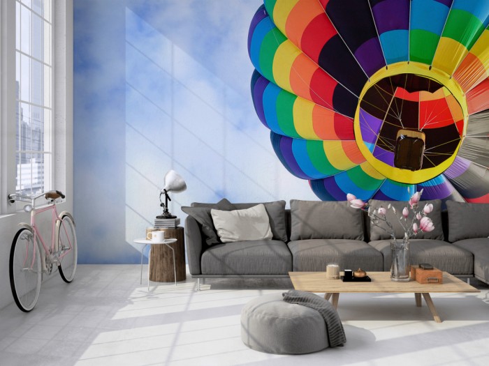 Die Fototapete Heissluftballon im Himmel auf einer großen Wand im Loft tapeziert. Die Fototapete Heissluftballon im Himmel wird individuell auf Deine Wand angepasst.