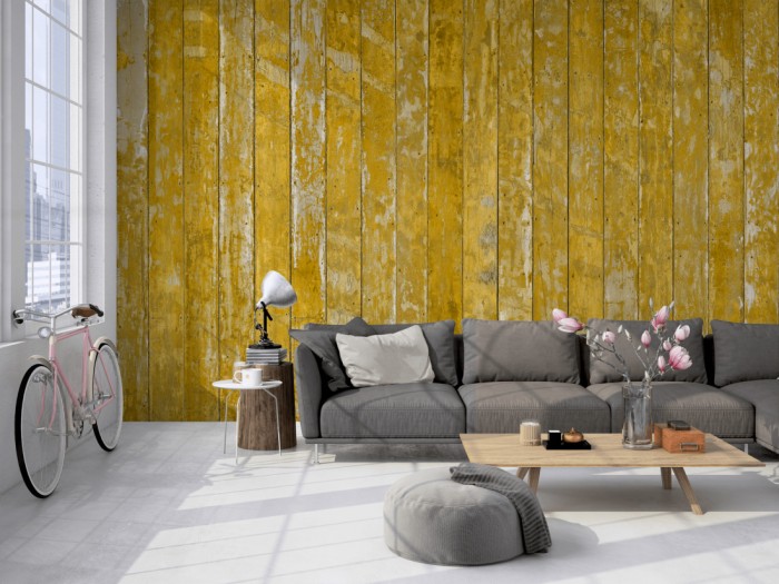 Die Fototapete Holz Wand, alte Holzdielen in gelb auf einer großen Wand im Loft tapeziert. Die Fototapete Holz Wand, alte Holzdielen in gelb wird individuell auf Deine Wand angepasst.