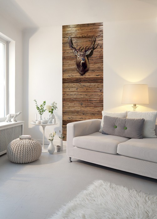 Ein Foto von dem 3D-Fotopanel Hirsch mit Geweih an der Holzwand tapeziert im Raum. Bestelle Deine Bildtapete online.