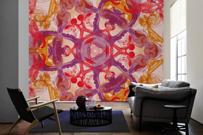 Im Wohnzimmer die Designer-Fototapete Kaleidoskop Blüten, Artwork by Mylumi auf einer großen Wand tapeziert. Die Designer-Fototapete Kaleidoskop Blüten, Artwork by Mylumi ist als Vlies-Fototapete im Wohnzimmer leicht zu tapezieren.