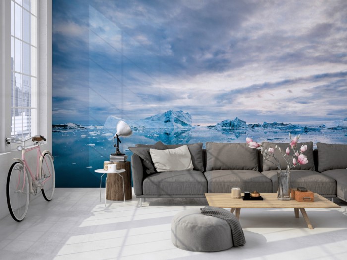 Die Fototapete Eisschollen im Meer auf einer großen Wand im Loft tapeziert. Die Fototapete Eisschollen im Meer wird individuell auf Deine Wand angepasst.