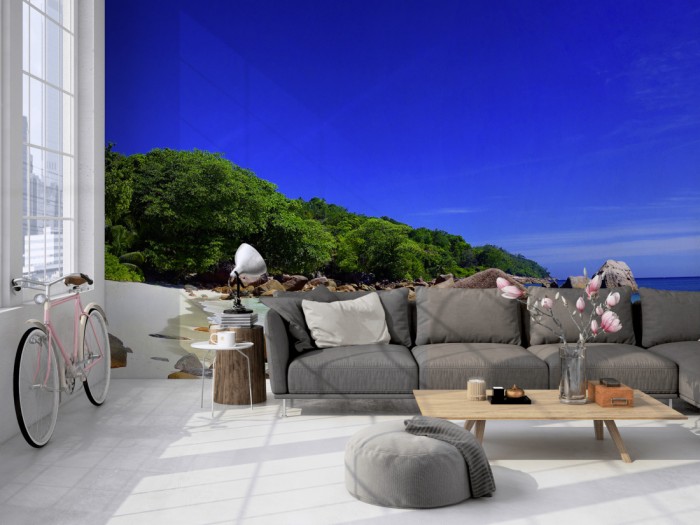 Die Fototapete Strand der Seychellen auf einer großen Wand im Loft tapeziert. Die Fototapete Strand der Seychellen wird individuell auf Deine Wand angepasst.