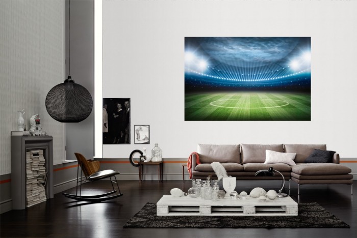 Die Fototapete Fußball Stadtion als Wandbild im Wohnzimmer. Die Vlies-Fototapete Fußball Stadtion verschönert als Wandbild Deine Wand.