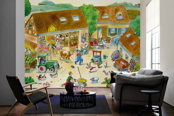 Im Wohnzimmer die Fototapete Bauernhof mit Tieren, Wimmelbild für Kinder auf einer großen Wand tapeziert. Die Fototapete Bauernhof mit Tieren, Wimmelbild für Kinder ist als Vlies-Fototapete im Wohnzimmer leicht zu tapezieren.