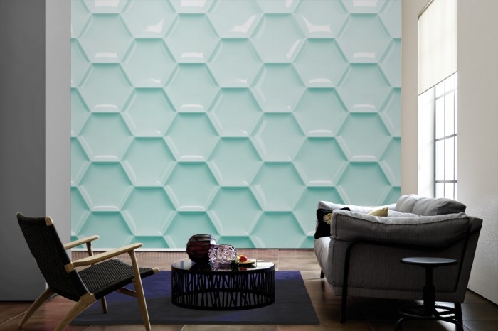 Im Wohnzimmer die Design-Fototapete 3D-Effekt mit türkisen Waben auf einer großen Wand tapeziert. Die Design-Fototapete 3D-Effekt mit türkisen Waben ist als Vlies-Fototapete im Wohnzimmer leicht zu tapezieren.
