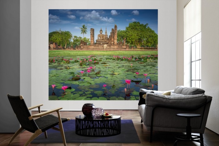 Die Fototapete Sukhothai Geschichtspark Ruinen Buddha als große Bildtapete im Wohnzimmer. Als Bildtapete ist die Fototapete Sukhothai Geschichtspark Ruinen Buddha ein besonderes Highlight auf Vliestapete.