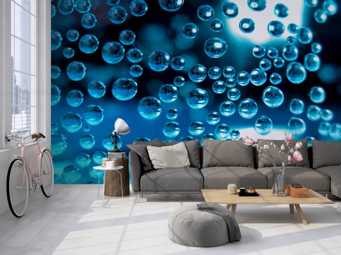 Die Design-Fototapete Schwebende Wassertropfen auf einer großen Wand im Loft tapeziert. Die Design-Fototapete Schwebende Wassertropfen wird individuell auf Deine Wand angepasst.