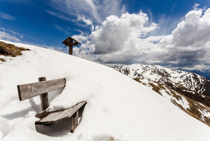 Die Fototapete Berge im Schnee, Alpen, eine Vlies-Fototapete bei Livingwalls Cologne online kaufen. Die Fototapete Berge im Schnee, Alpen ist eine Fototapete auf Maß.