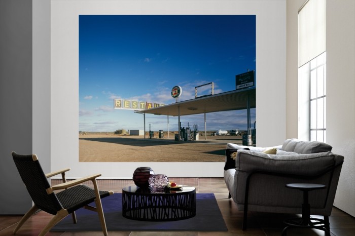 Die Fototapete Tankstelle in Amerika als große Bildtapete im Wohnzimmer. Als Bildtapete ist die Fototapete Tankstelle in Amerika ein besonderes Highlight auf Vliestapete.
